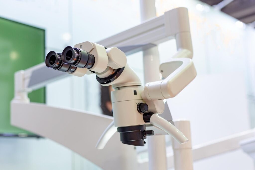 Stomatologia jest jedną z dziedzin medycyny, która dynamicznie się rozwija, wprowadzając coraz to nowsze technologie mające na celu nie tylko poprawę efektywności leczenia, ale także zwiększenie komfortu pacjentów.