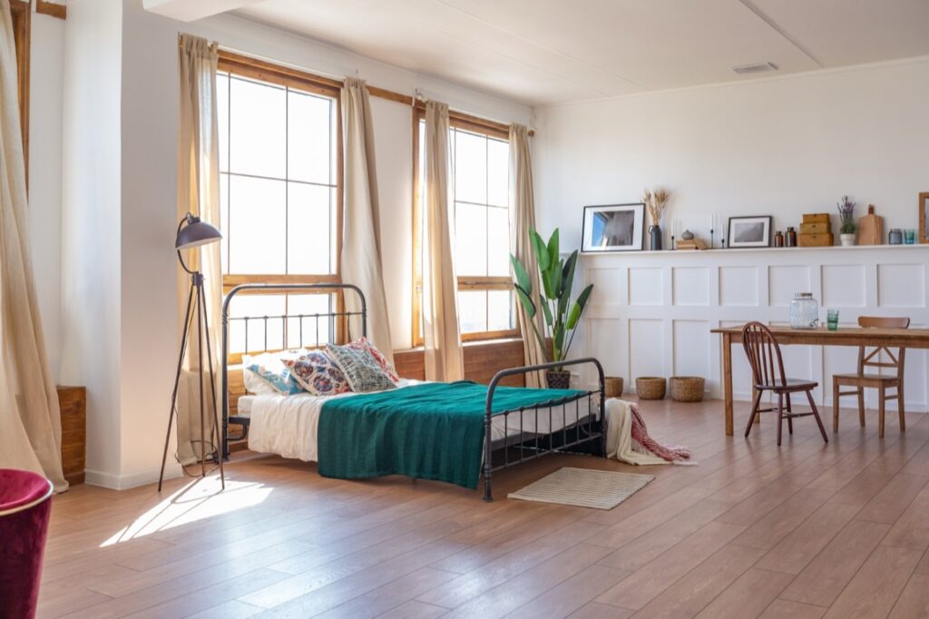 Drewniana podłoga już od wielu lat cieszy się niesłabnącym zainteresowaniem wśród właścicieli domów i mieszkań